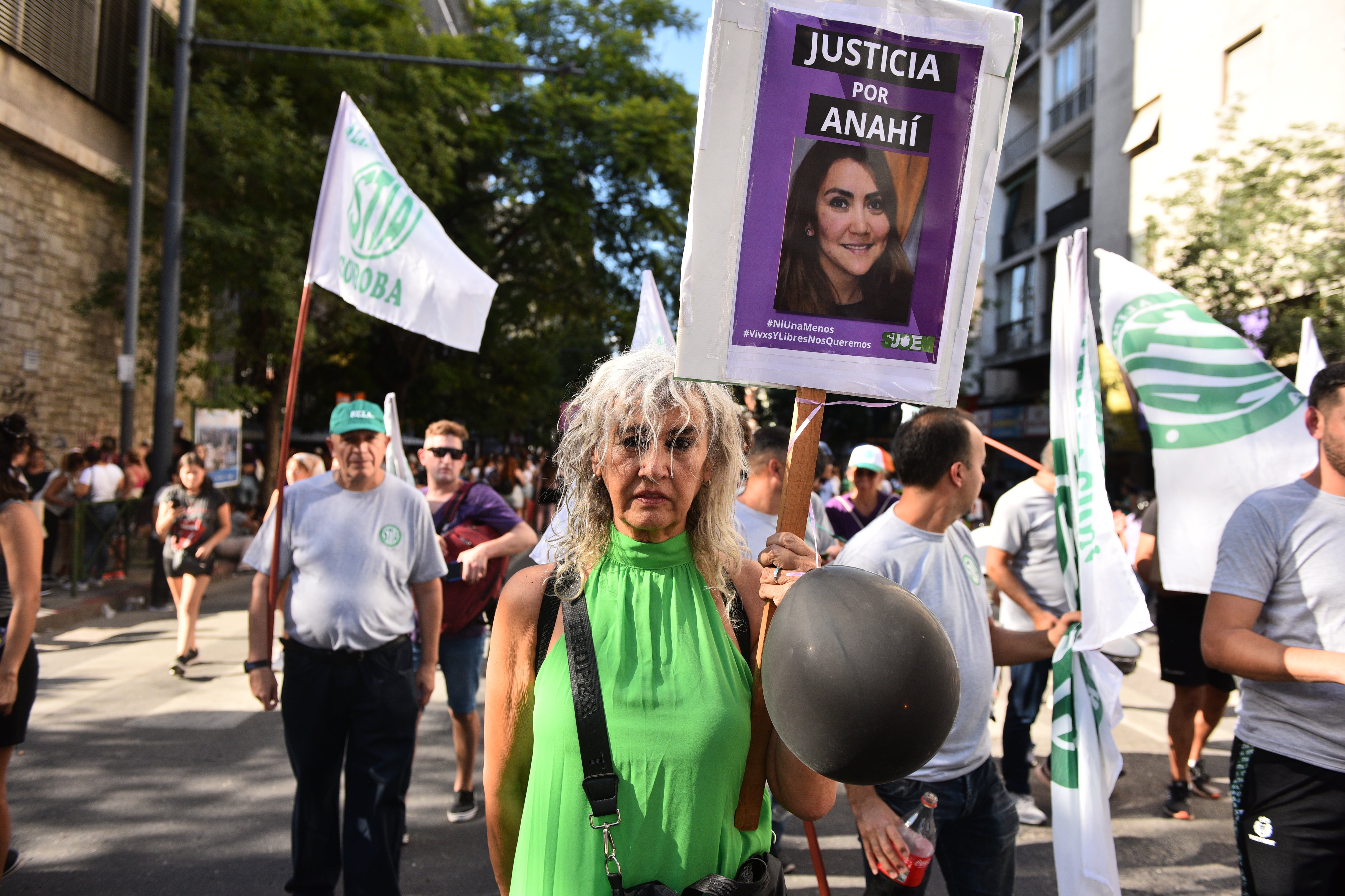 Columnas de manifestantes se movilizan por las principales vías del centro de la ciudad.