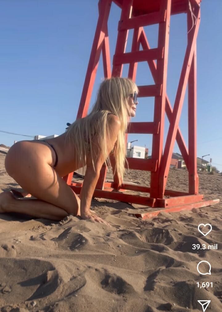 Graciela Alfano posando desde la arena