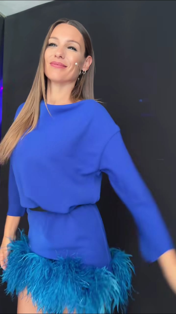 Pampita la rompió con su vestido azul francia