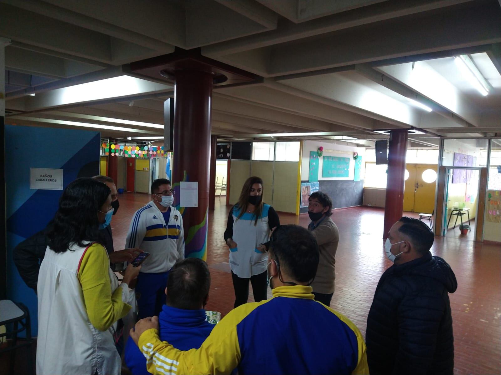 Representantes de la agrupación repartieron elementos de estudio en el establecimiento educativo de Juramento 961.