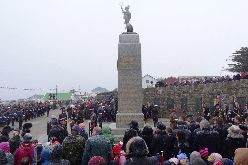 Conmemoración del Día de la Liberación en las islas. Situado en una posición destacada en el cruce de Ross Road y Reservoir Road en Stanley, el Monumento a la Liberación se construyó para conmemorar a todas las Fuerzas Británicas y las unidades de apoyo que sirvieron en la guerra de 1982. Los fondos se obtuvieron en su totalidad de los isleños. Fue diseñado por el arquitecto local Gerald Dixon, con la figura de bronce de Britannia, esculpida por David Norris. El monumento fue inaugurado el 14 de junio de 1984.