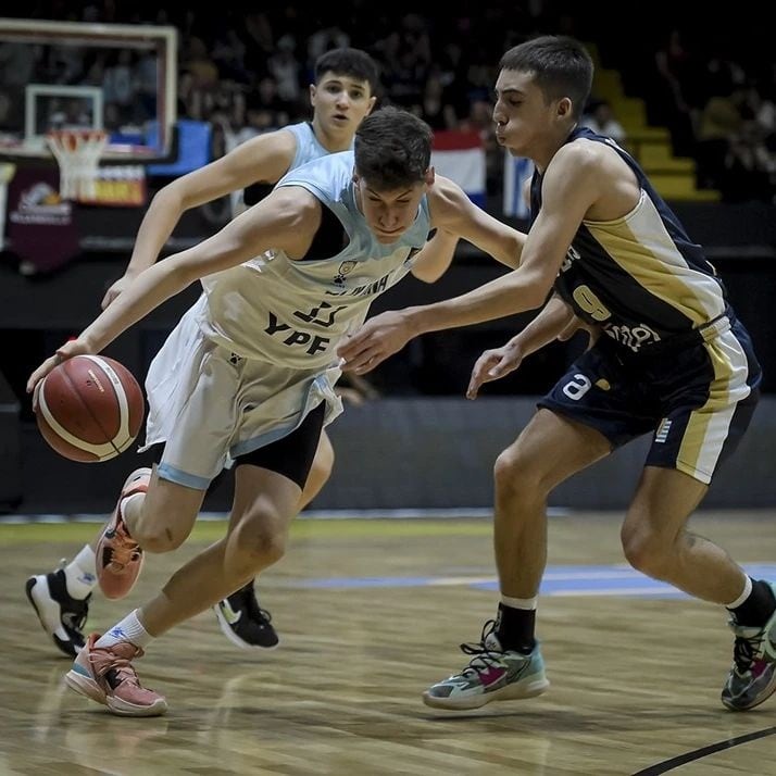 Felipe Minzer, basquetbolista de 16 años, hijo de mendocino que juega en la Selección y en la Liga profesional de España.