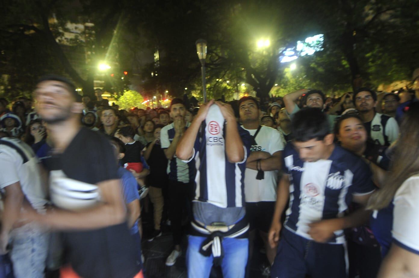 Desazón hinchas de Talleres, tras la final de la Copa Argentina. (Javier Ferreyra)