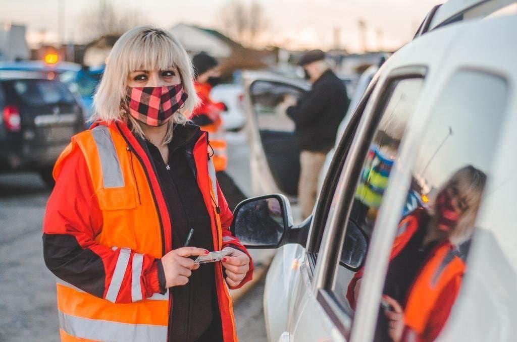 Agentes de tránsito, al notificar la falta, fueron agredidos por el automovilista.