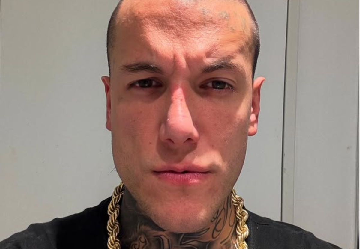 Alex Caniggia se grabó tirando dólares desde su nueva casa y causó repudio: “Miserable vida”