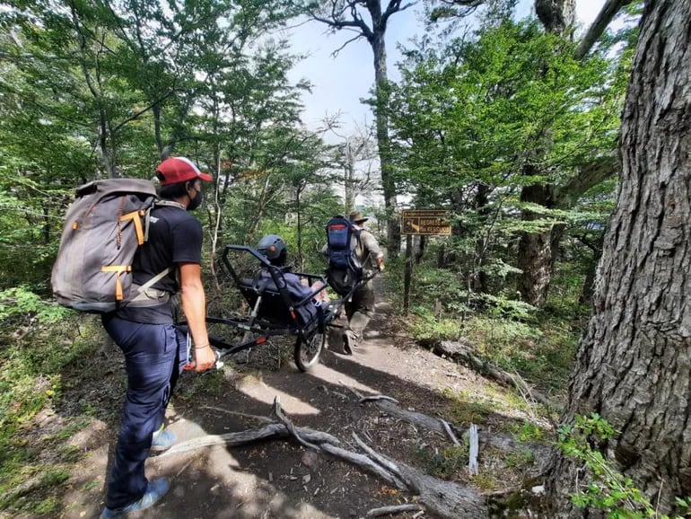 El Parque Nacional Lanín cuenta con sillas de senderismo adaptadas.