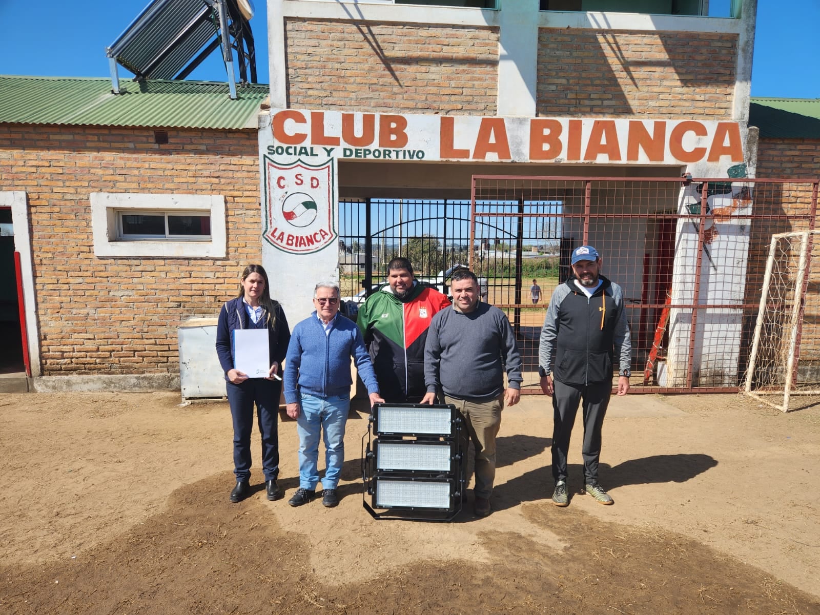 Salto Grande entregó material a clubes.