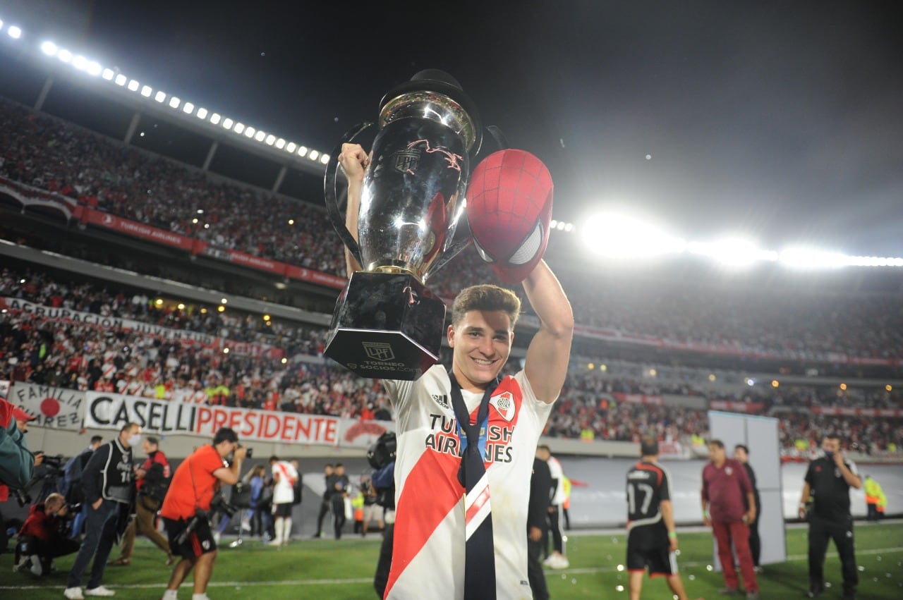 Julián Álvarez con el trofeo de campeón de la Liga Profesional. (Gentileza Clarín)