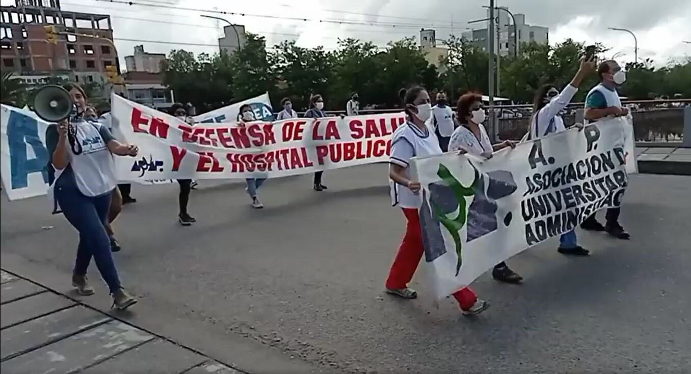 La columna de los profesionales universitarios jujeños, atravesó las calles céntricas.