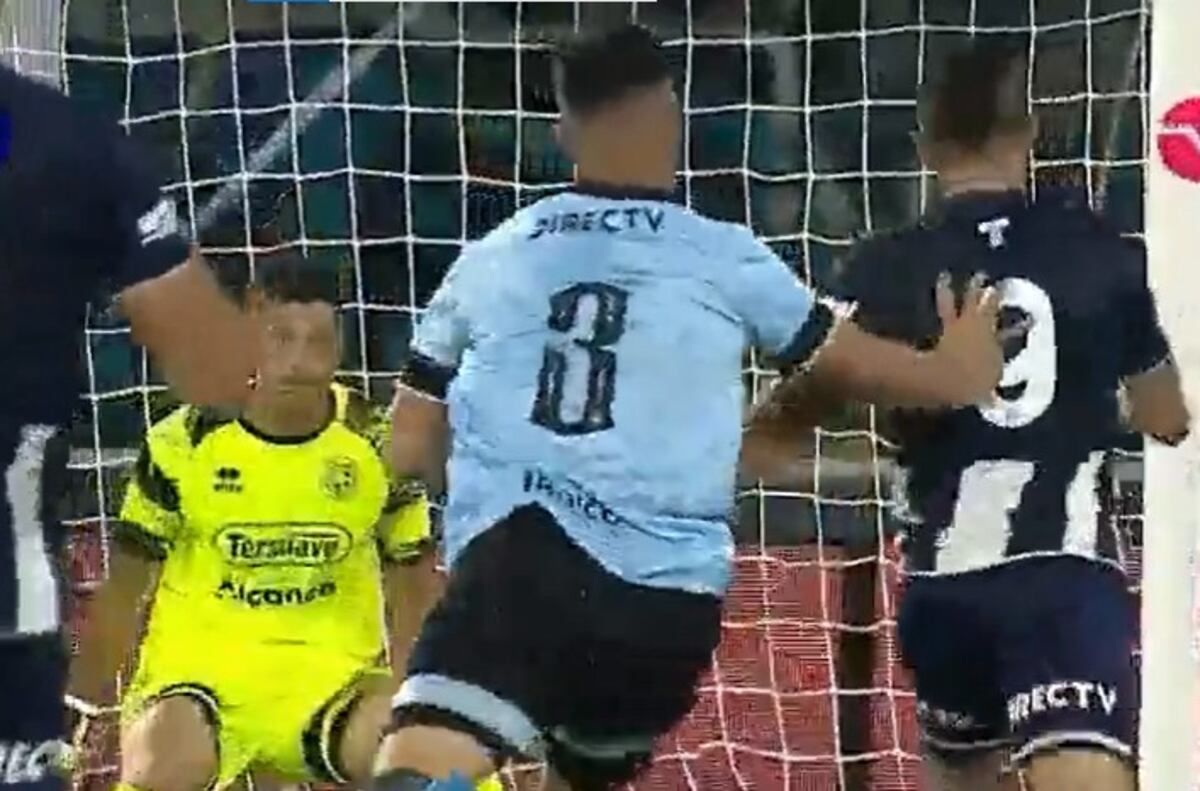 ¿Fue penal para Talleres?: Michael Santos reclamó que lo empujaron en el área de Belgrano