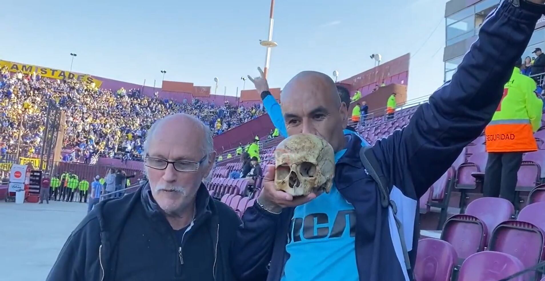 El hincha de Racing con el cráneo de su abuelo, también estuvo en la semifinal frente a Boca.