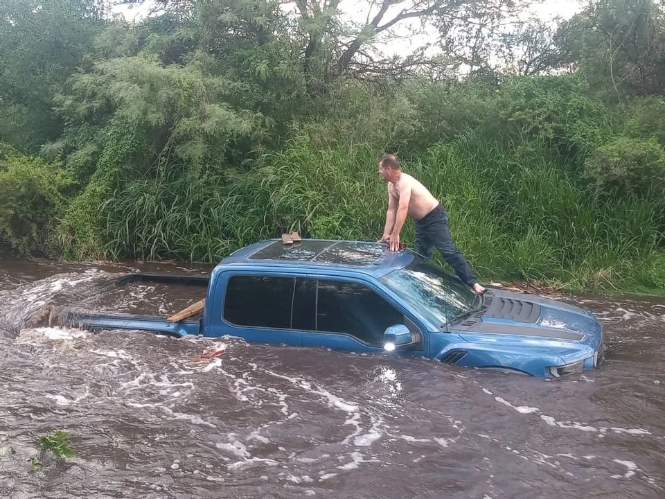 Quiso sortear una crecida y fue arrastrado por la corriente del río Quilpo.