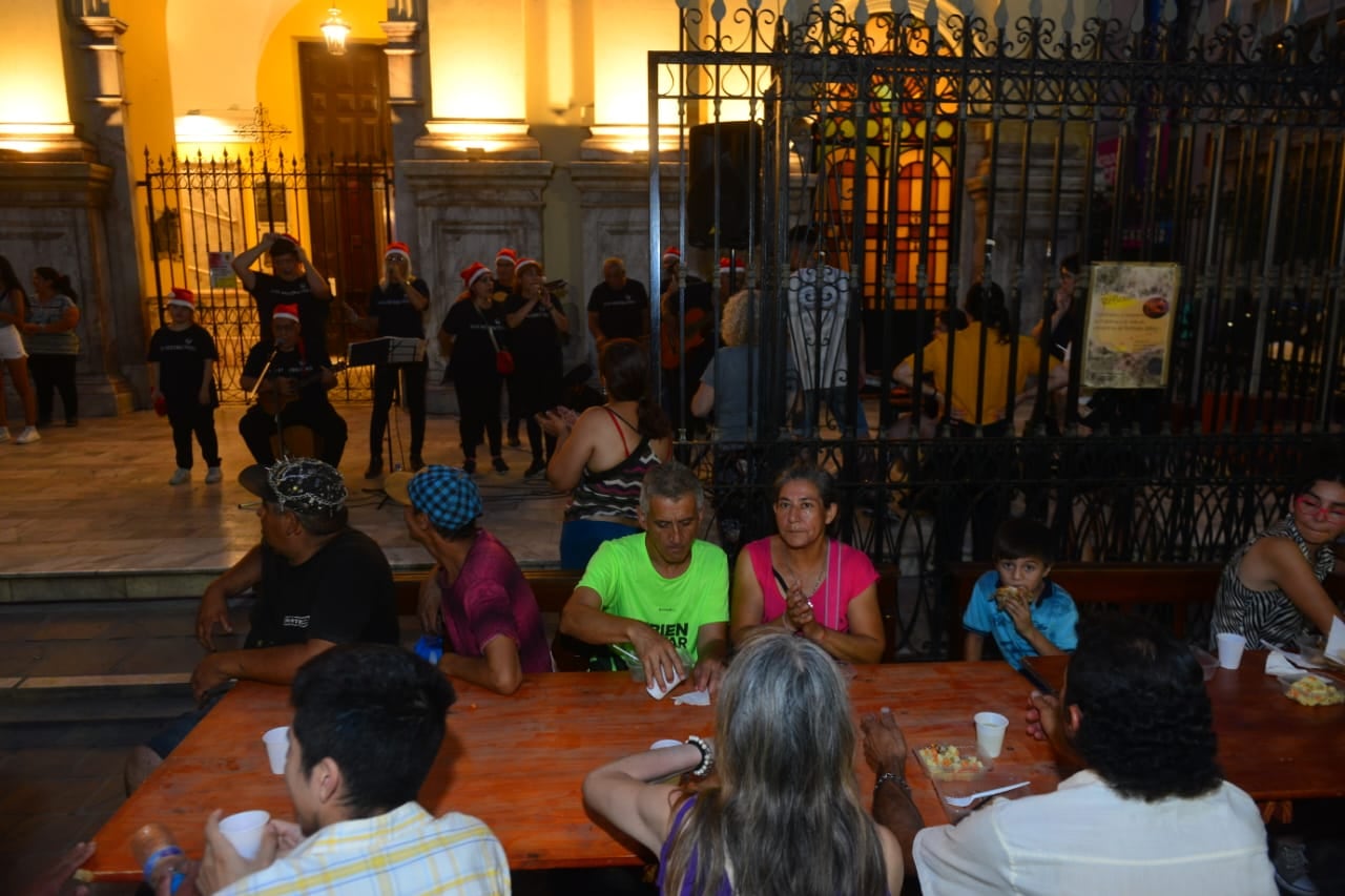 Cenas navideñas solidarias en Córdoba.  “Cena bajo las estrellas” para personas en situación de calle en 25 de mayo y Rivadavia, frente a la Basílica de Nuestra Señora de la Merced (Nicolás Bravo / La Voz)