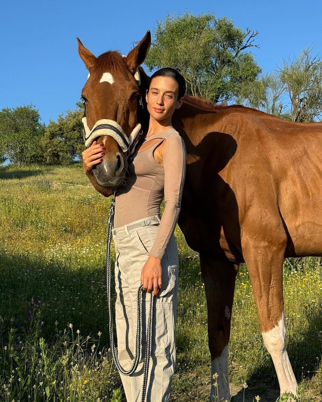 Top cut out y jean trendy: María Pedraza brilló con un look de campo ultra sensual