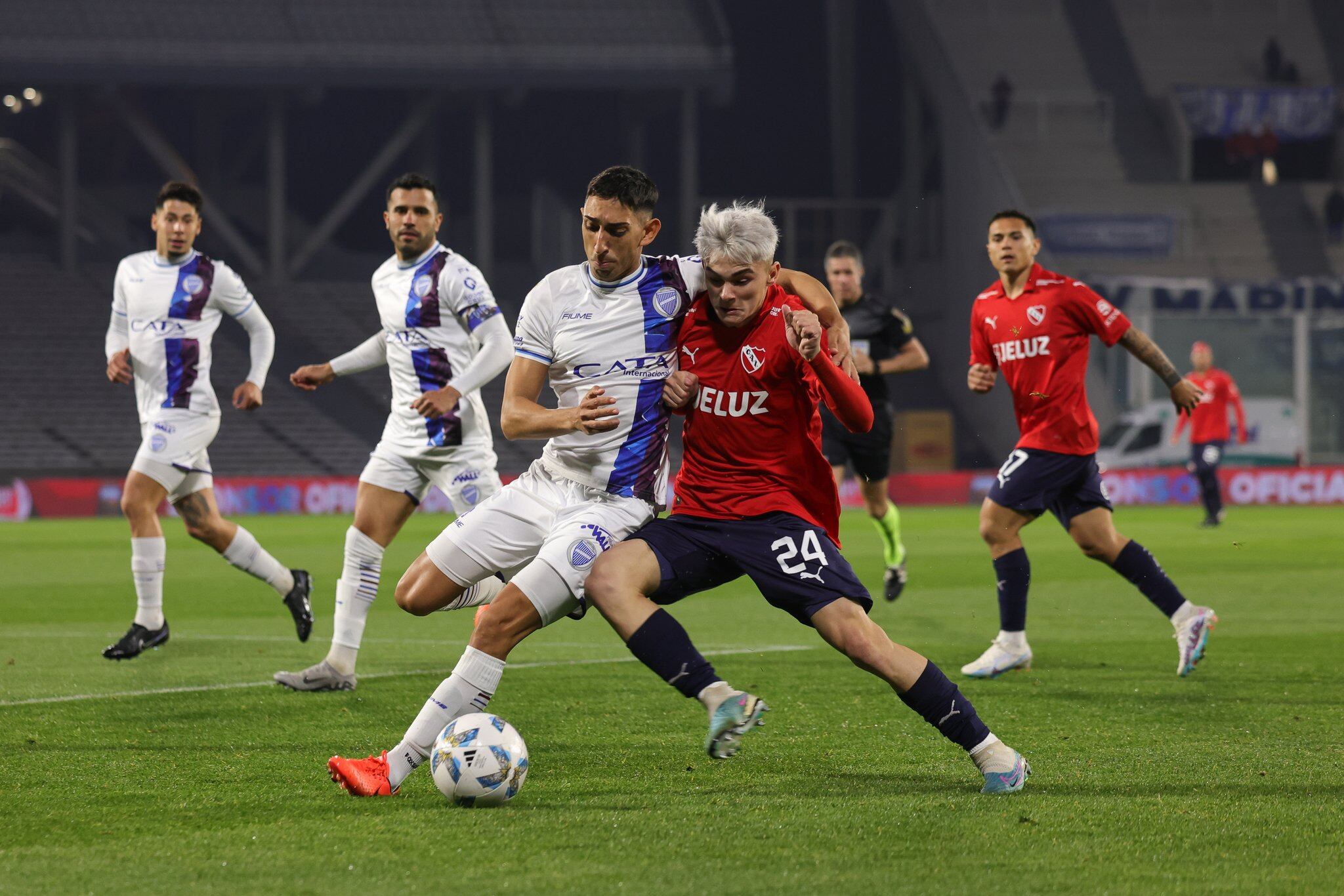 Godoy Cruz e Independiente se enfrentaron por a Copa Argentina en el estadio Mario Alberto Kempes. Santiago López, para el Rojo, en acción. (Prensa Copa Argentina)