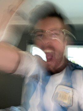 McLovin celebrando que Argentina es campeón del Mundial de Fútbol Qatar 2022.