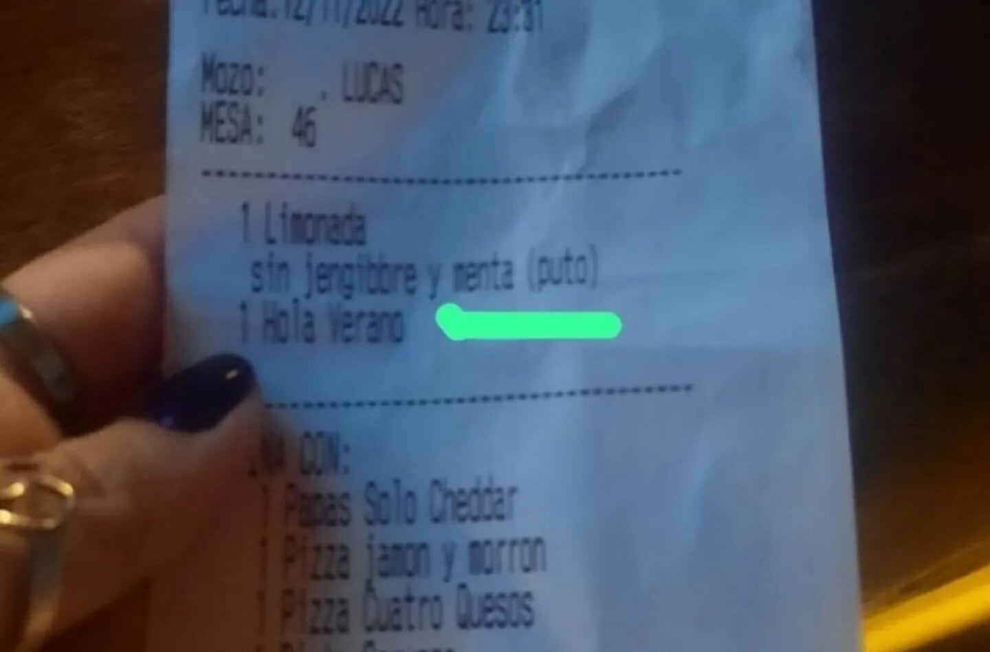 La palabra "puto" escrita en el ticket.