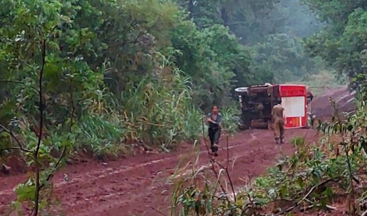 Bomberos Voluntarios de Puerto Iguazú enviaron refuerzos para combatir incendios.