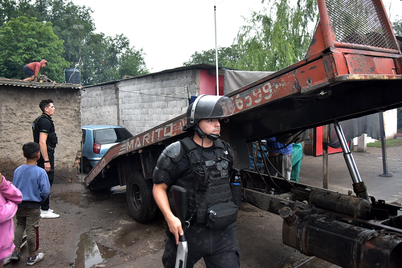 Mega operativo con allanamientos en desarmaderos de autos de Villa La Tela, Córdoba. (Ramiro Pereyra / La Voz)