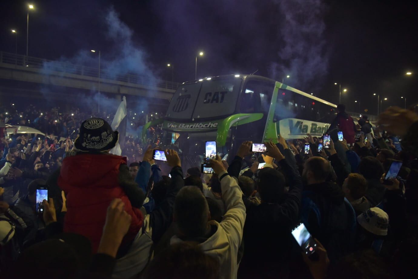 El recibimiento de la hinchada de Talleres al plantel. (Facundo Luque / La Voz)