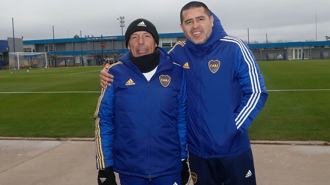 El ahora ex DT Miguel Russo junto a Juan Román Riquelme.