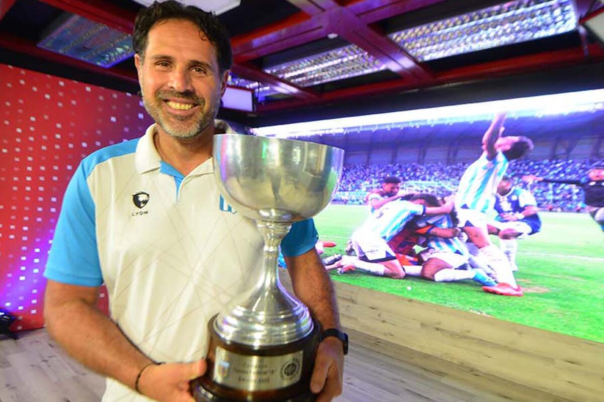 Carlos Bossio sigue en Racing: “Ahora será mi verdadera primera experiencia como técnico”