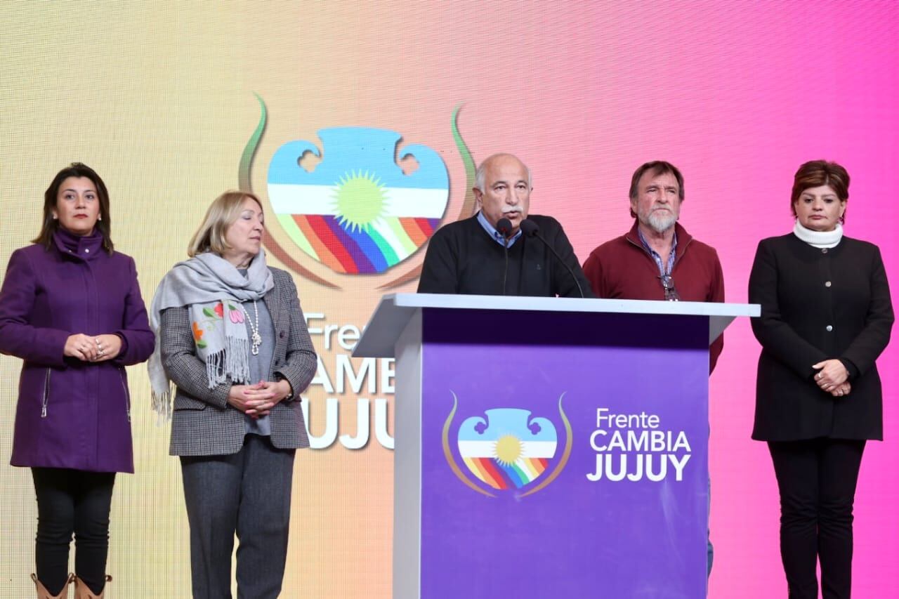 Mario Fiad habló ante los medios y respondió a preguntas de los periodistas en el bunker de Cambia Jujuy. Con él en el escenario estaban Claudia machaca, Silvia Giacoppo, Jorge Rizzotti y María  Zigarán, integrantes de la lista que compitió en las PASO 2023.