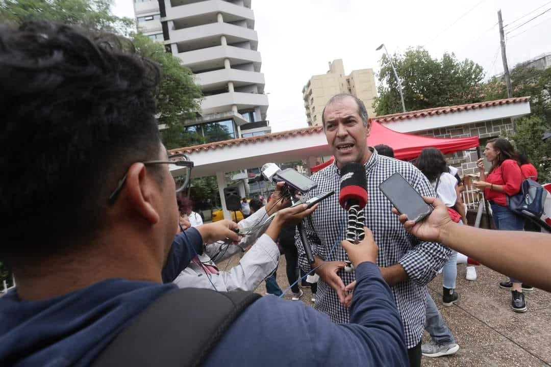 Nicolás Fernández, secretario general de la Asociación de Profesionales Universitarios de la Administración Pública (Apuap), en diálogo con los periodistas este martes en el hospital "Pablo Soria".