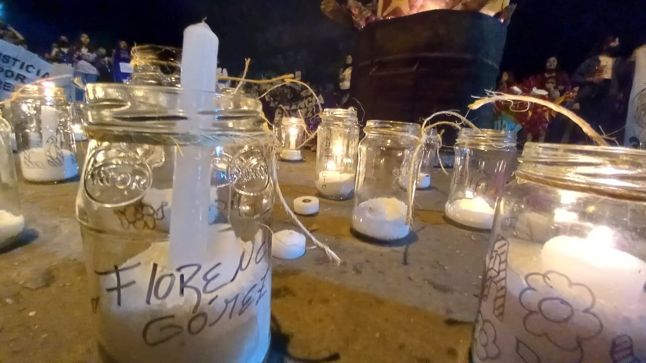 En San Jorge encendieron velas durante el acto por el aniversario del crimen.