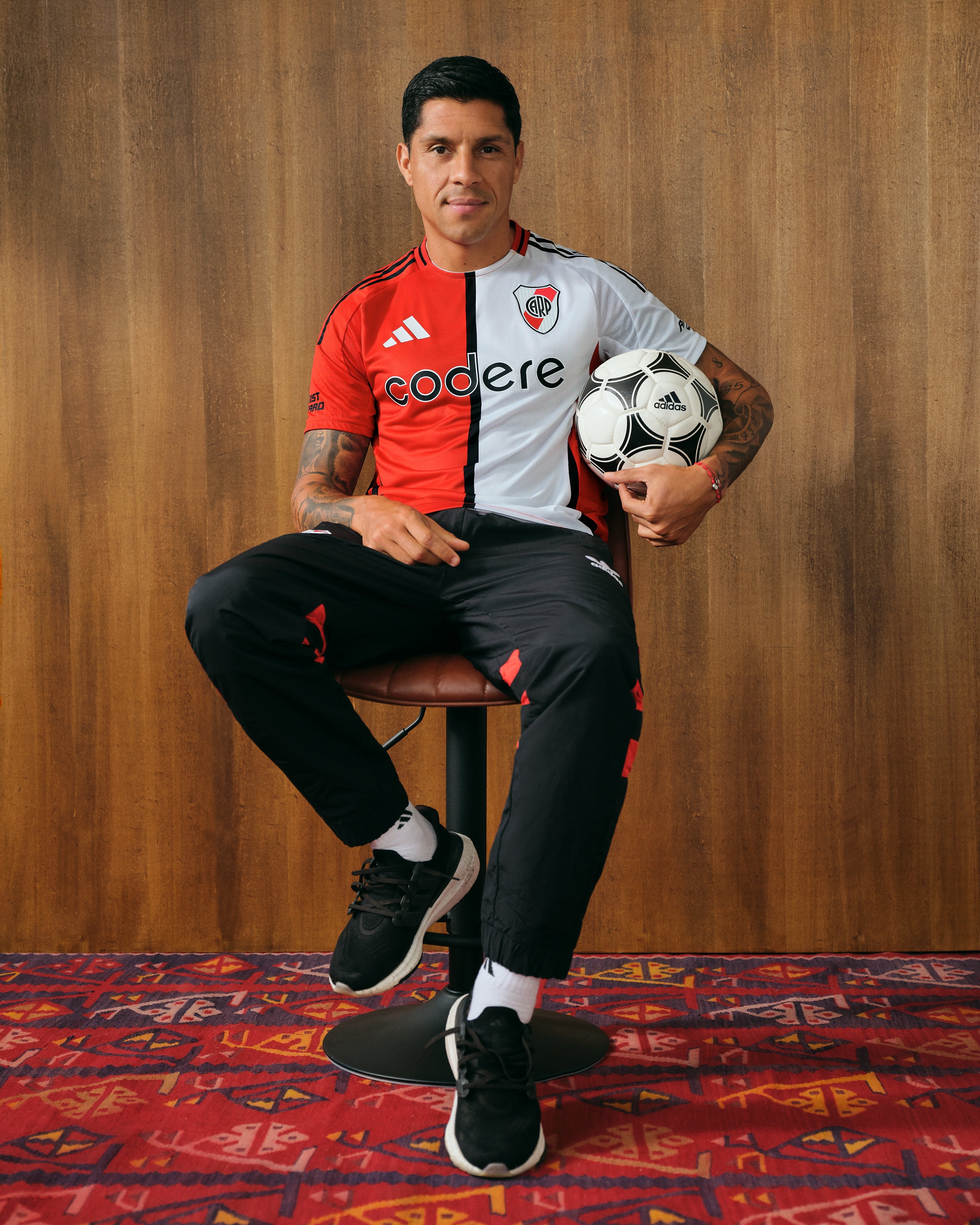 Enzo Pérez modelando la tercera camiseta de River.