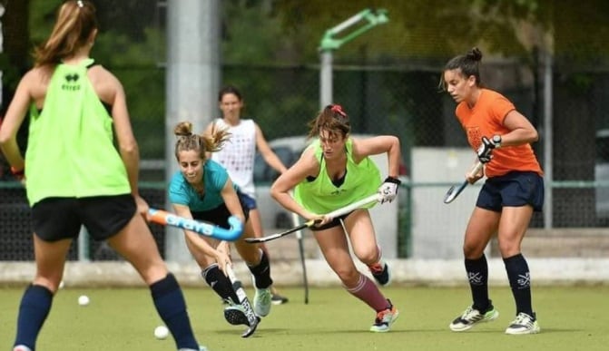 Agostina Ayala en una de las prácticas junto a la Selección de Italia de hockey sobre césped.