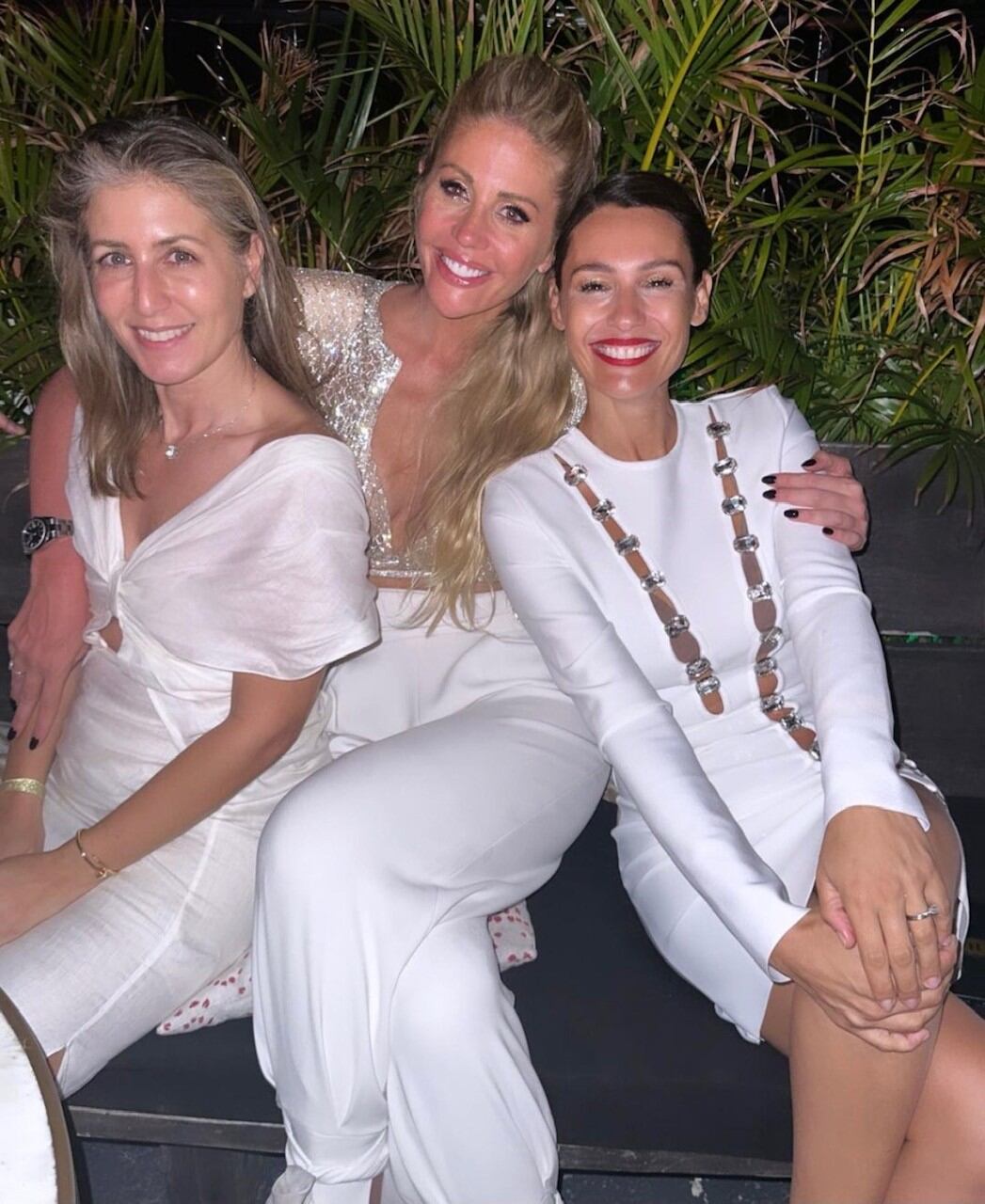 Pampita sonriente y súper elegante en el cumpleaños de su amiga Barbie Simons.