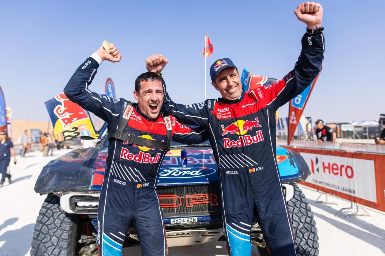 Nani Roma (a la derecha) y su navegante Alex Haro obtuvieron para Ford la primera victoria de etapa en el Dakar.