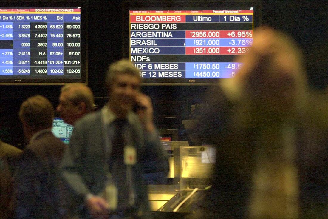 Una semana muy movida: los dólares financieros escalaron a los 300 pesos y la brecha cambiaria saltó al 130 por ciento
