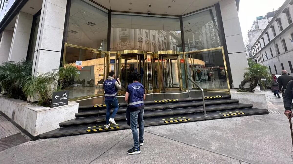 Aníbal Fernández desplegó un megaoperativo para allanar las “cuevas” del dólar blue en CABA