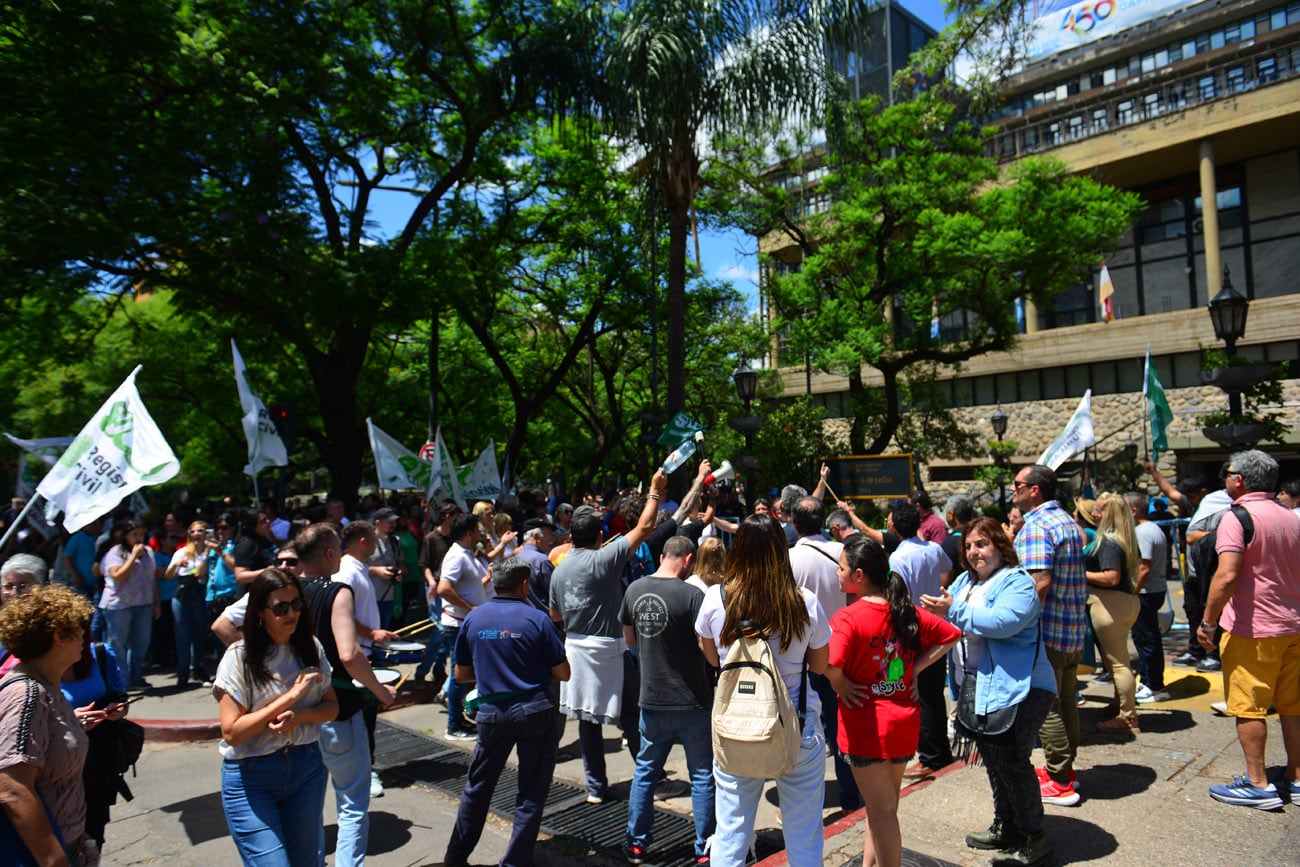 El Suoem realizó una asambllea frente al Palacio Municipal. (Nicolás Bravo / La Voz)