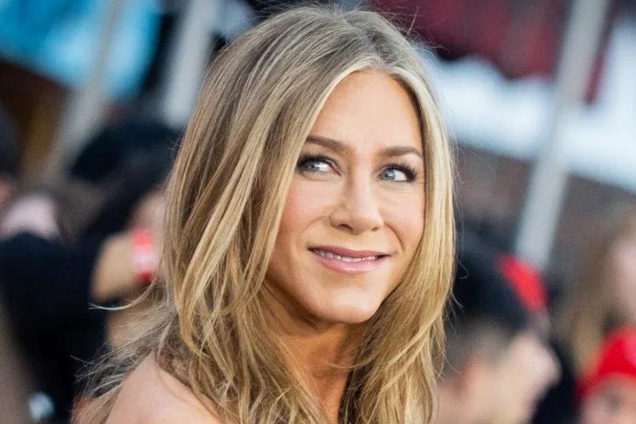 Jennifer Aniston dio cátedra de cómo llevar un vestido con sandalias