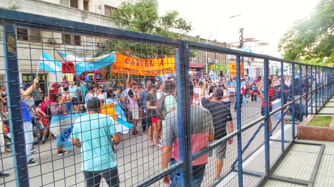 Los manifestantes llegaron hasta la casa de gobierno que se encontraba vallada