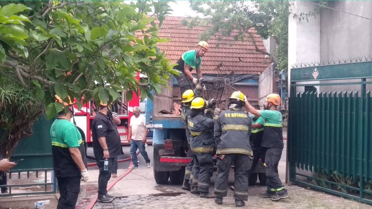 Bomberos y personal municipal trabajaron desde el mediodía del martes para despejar el área dentro de la fábrica.