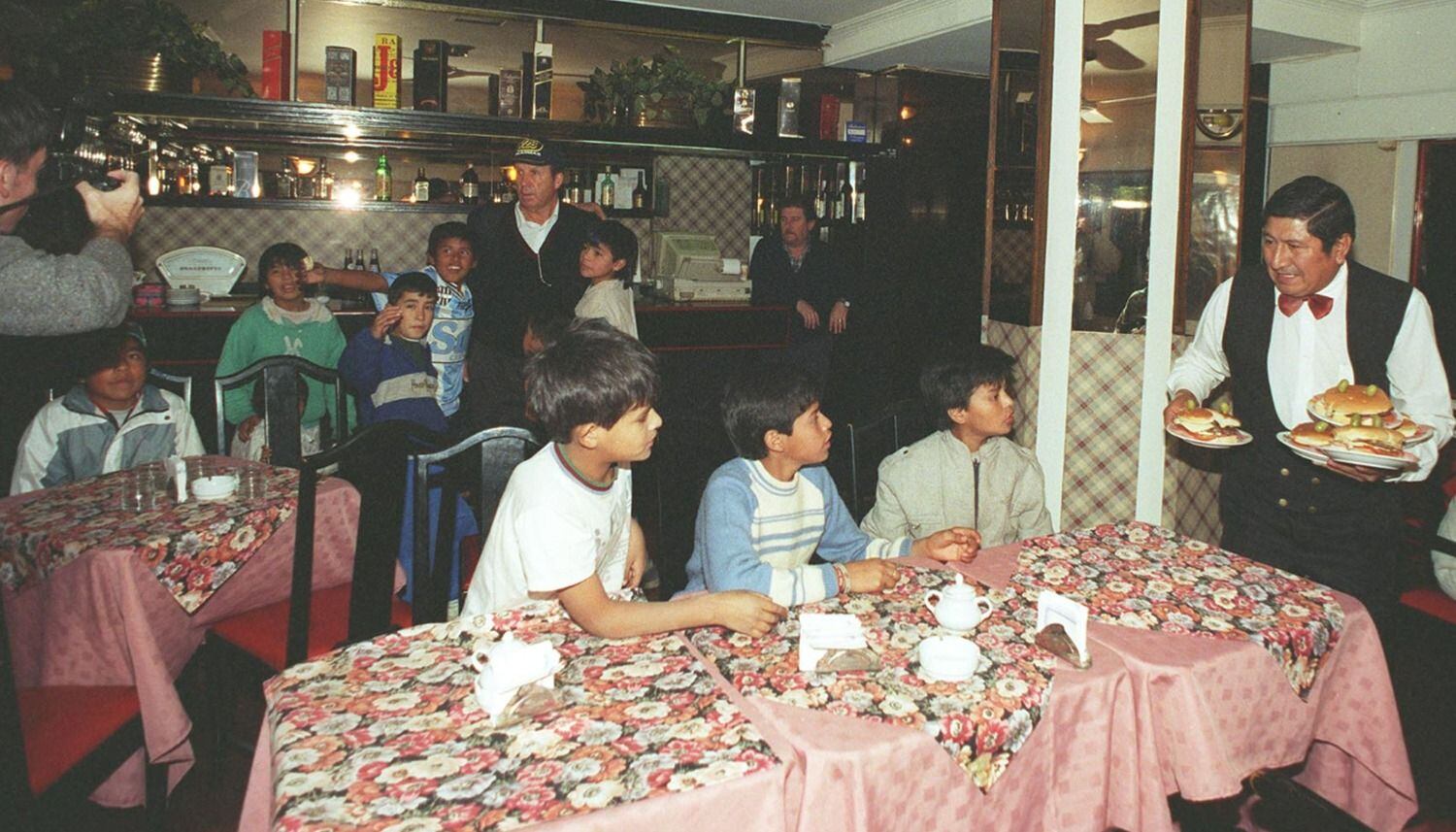 Timoteo Griguol invitó a comer lomitos a más de 20 niños humildes en Salta.