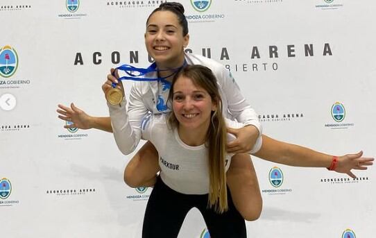 Sofía López se destacó en Gimnasia Artística. En la foto con su profesora Fernanda Drendrak.