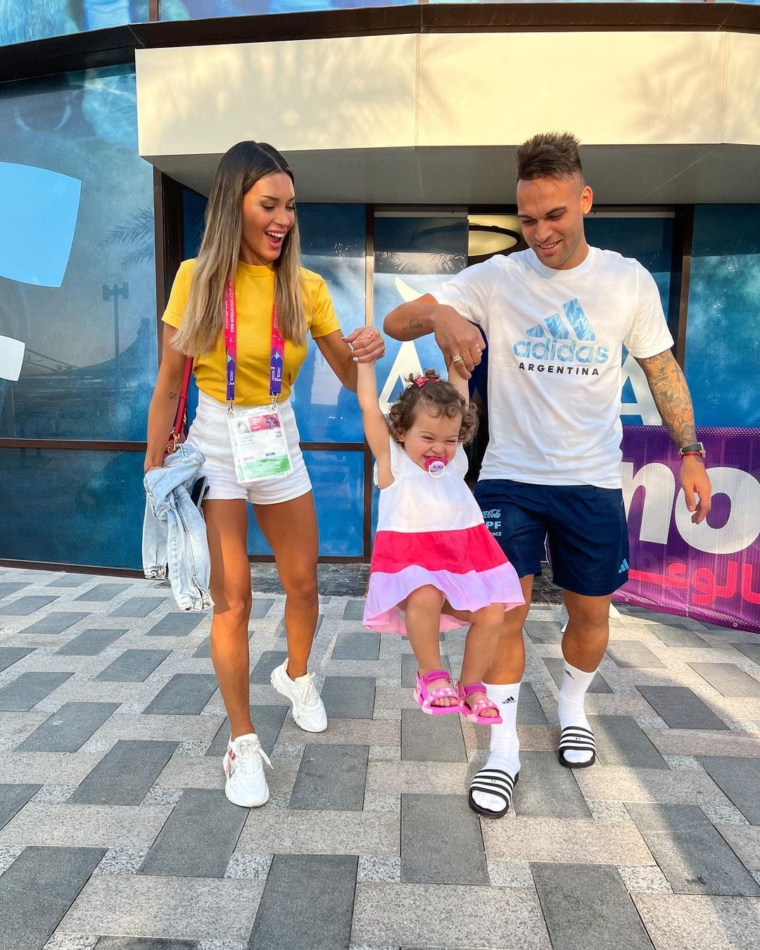 Agustina Gandolfo, Lautaro Martínez y Nina en el Mundial de Qatar 2022. 