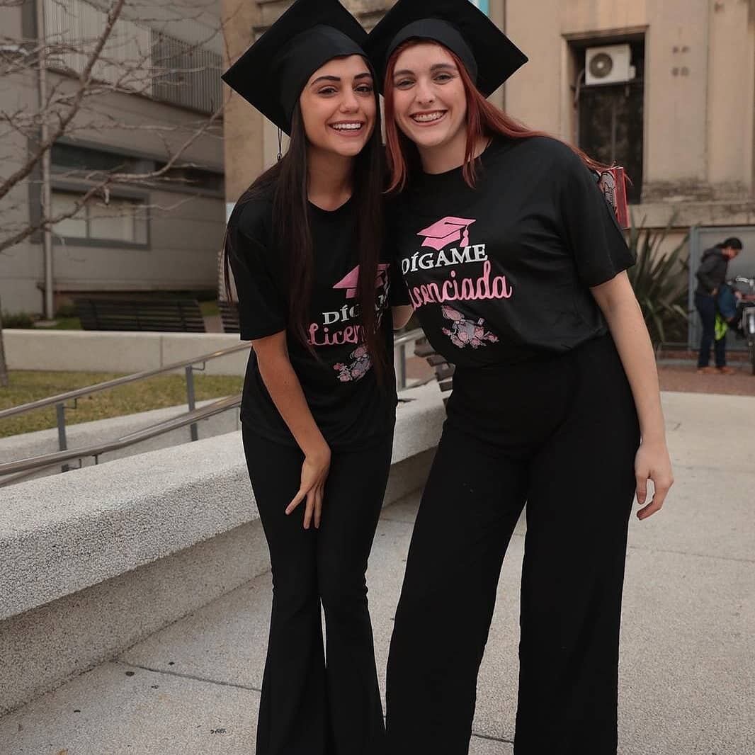 Rosina de Gran Hermano 2024 junto a su amiga, Florencia cuando se recibieron de Licenciadas en Educación Inicial.