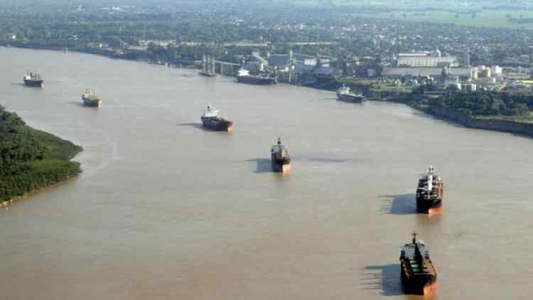 El río Paraná es la principal ruta por la que se envían al exterior las principales mercaderías que produce y exporta la Argentina.