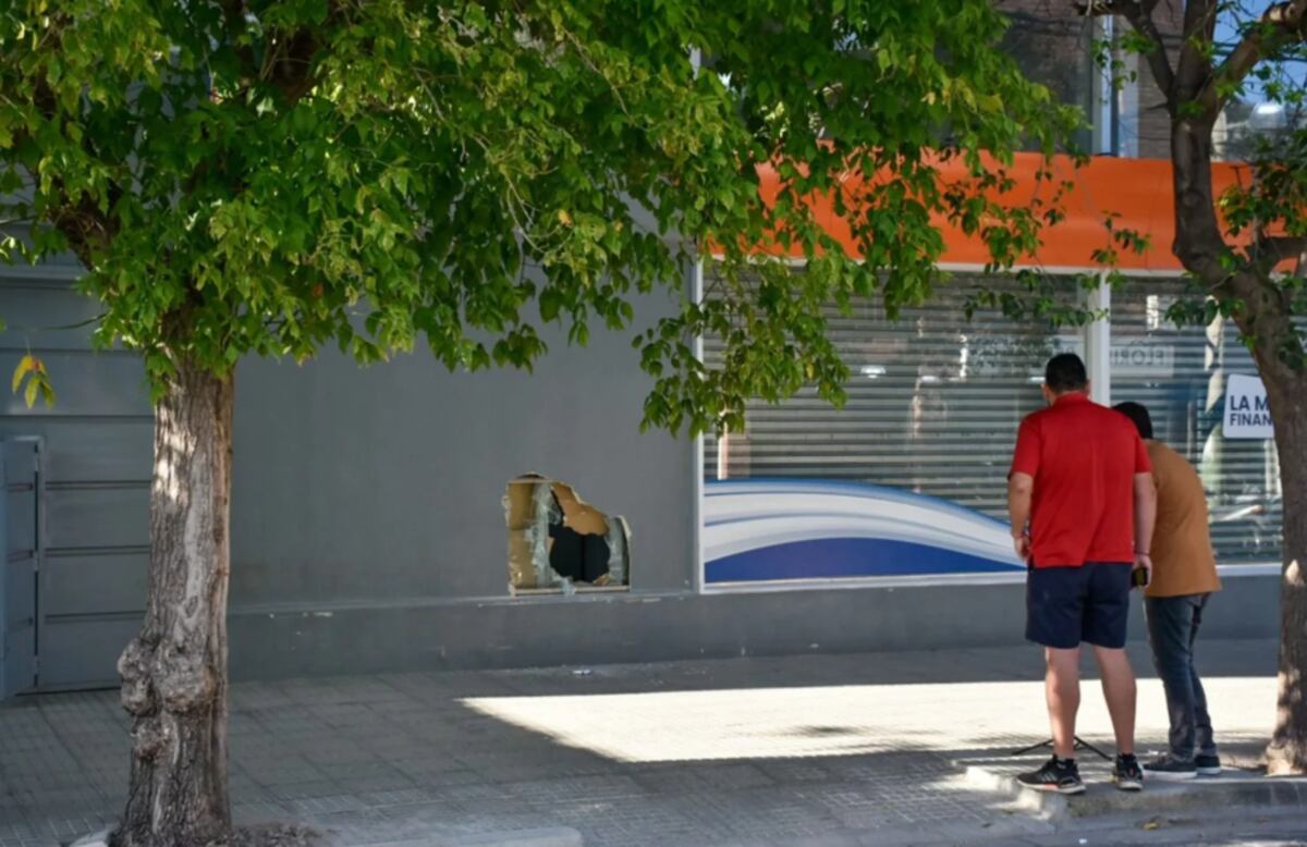 Insólito robo en un local del centro de San Luis: hicieron un boquete y se llevaron de todo