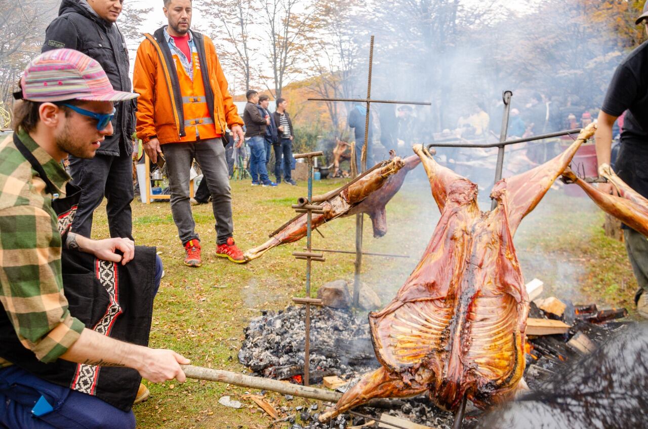 3° Edición del Asado Más Austral del Mundo contó con cortes del tradicional cordero fueguino, vaquillona y otras propuestas regionales argentinas.