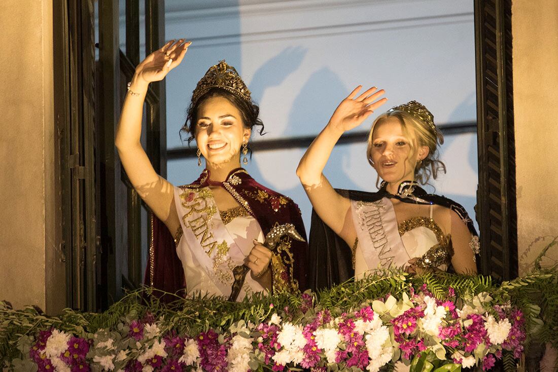 La Reina Nacional de la Vendimia, Natasha Sánchez y la Virreina Giuliana Pilot durante el tradicional Serenata de las Reinas. Gentileza Gobierno de Mendoza
