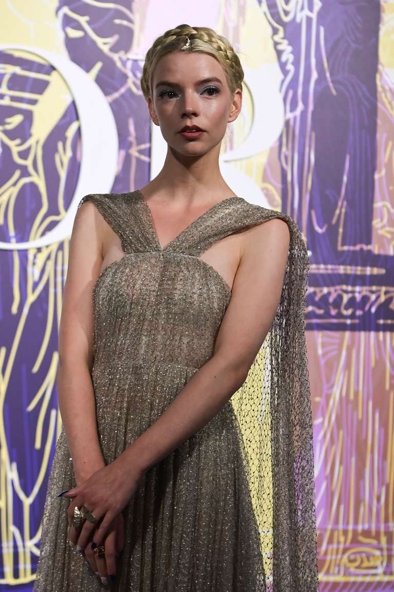 Anya Taylor-Joy utilizó un look con transparencias a lo diosa griega