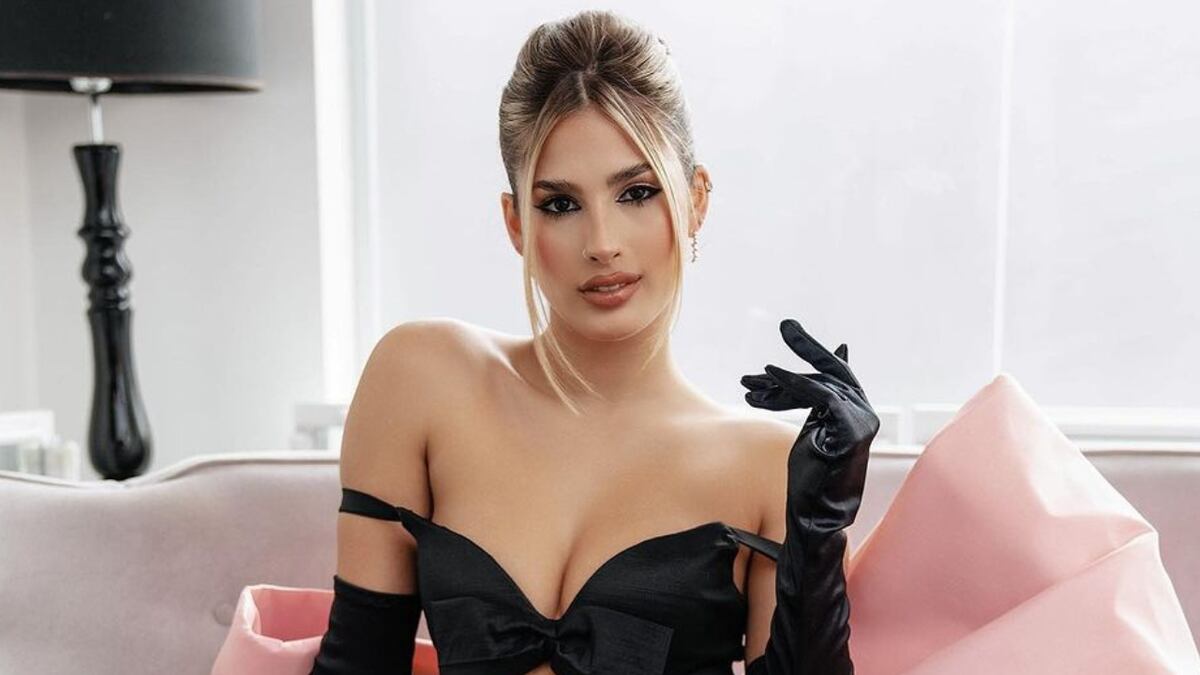Mucha piel y brillos: Julieta Poggio debutó como vedette y calentó la pantalla en redes
