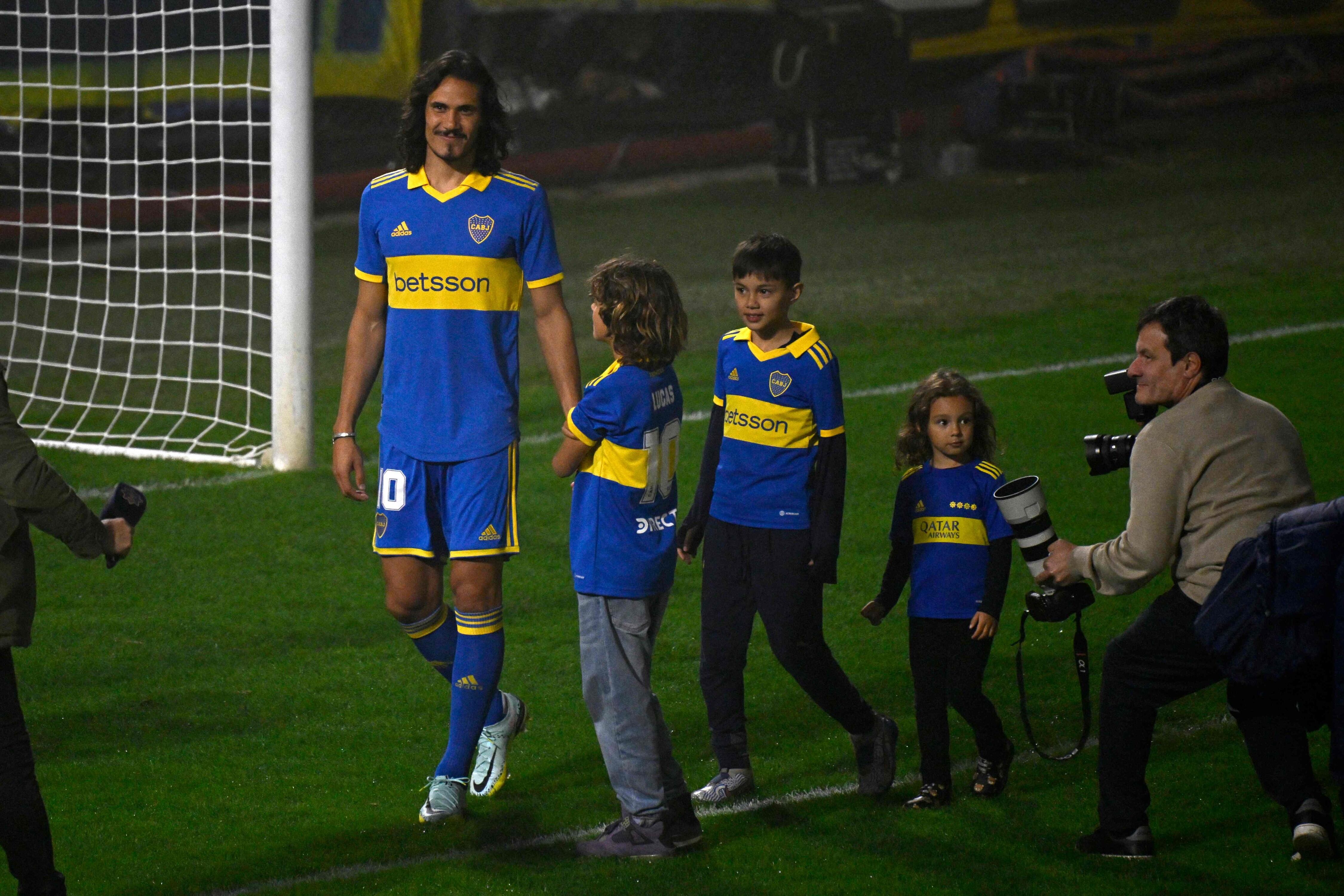 Edinson Cavani junto a sus hijos en La Bombonera.AF